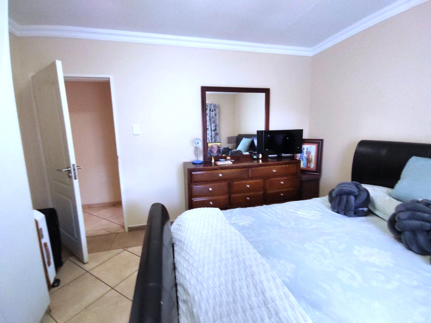 Six bedroom house for sale in Montana Park