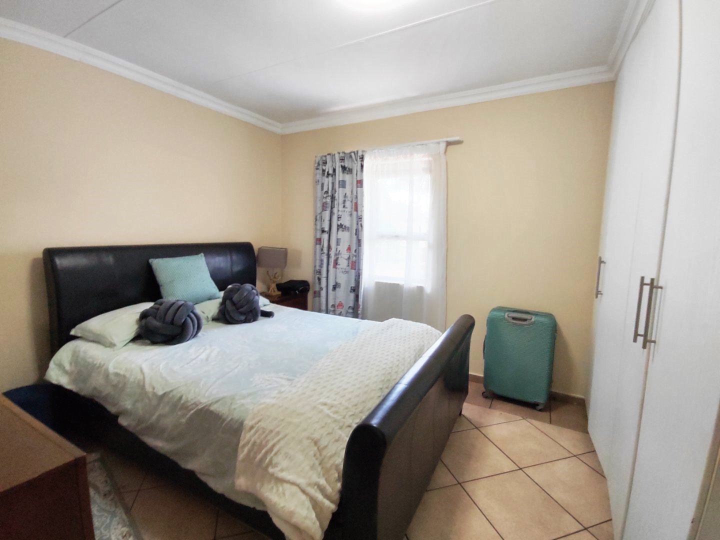 Six bedroom house for sale in Montana Park