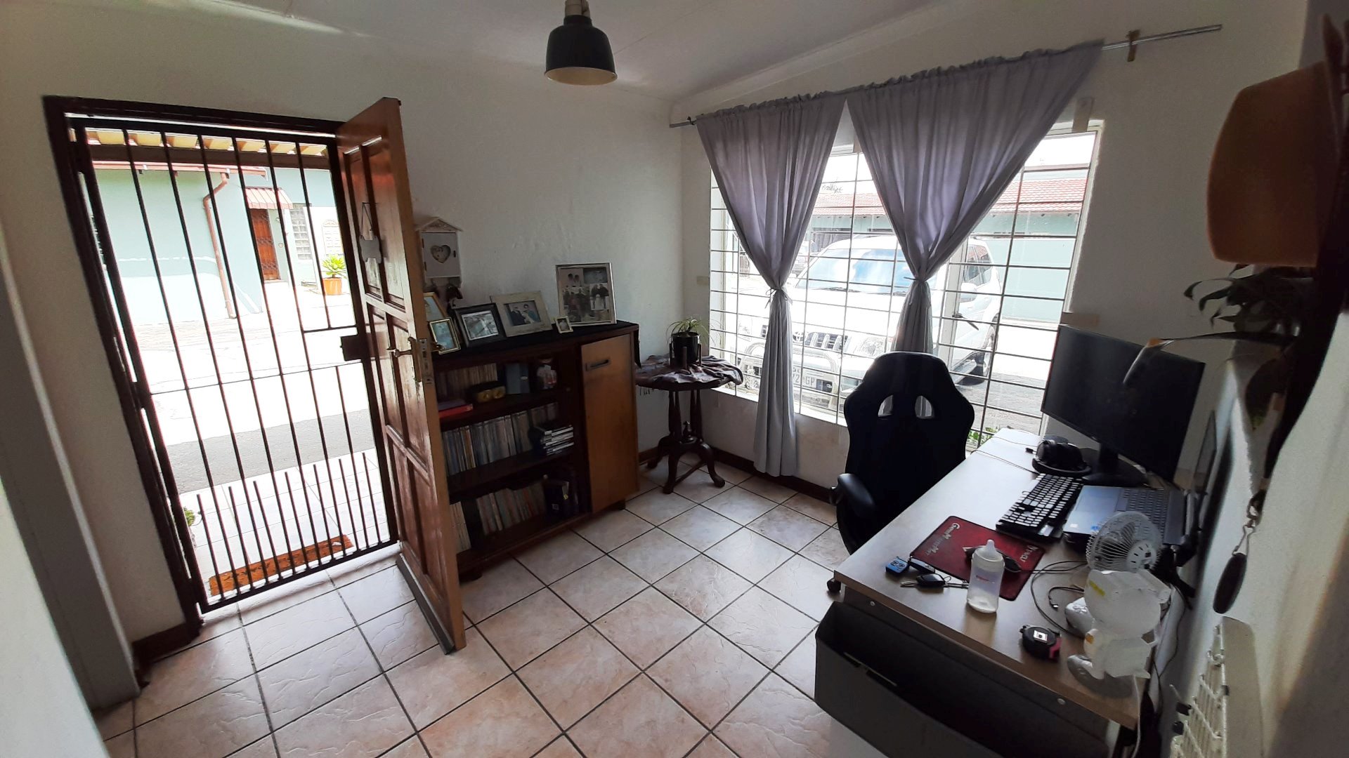 Large three bedroom house for sale in Florauna