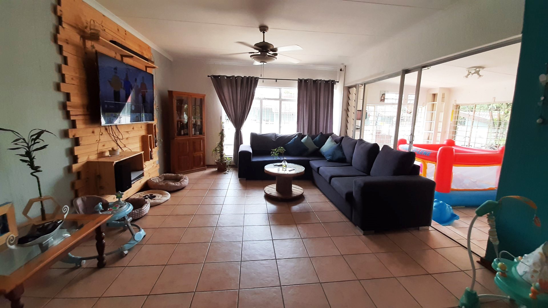 Large three bedroom house for sale in Florauna