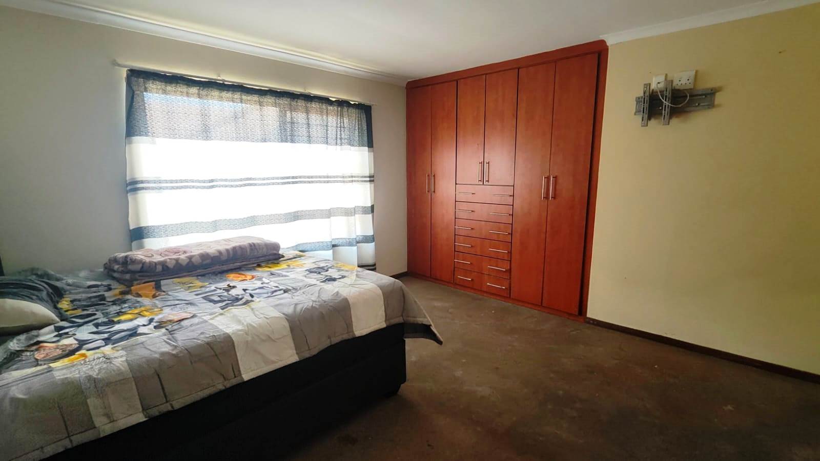 Three bedroom house for sale in Montana Park