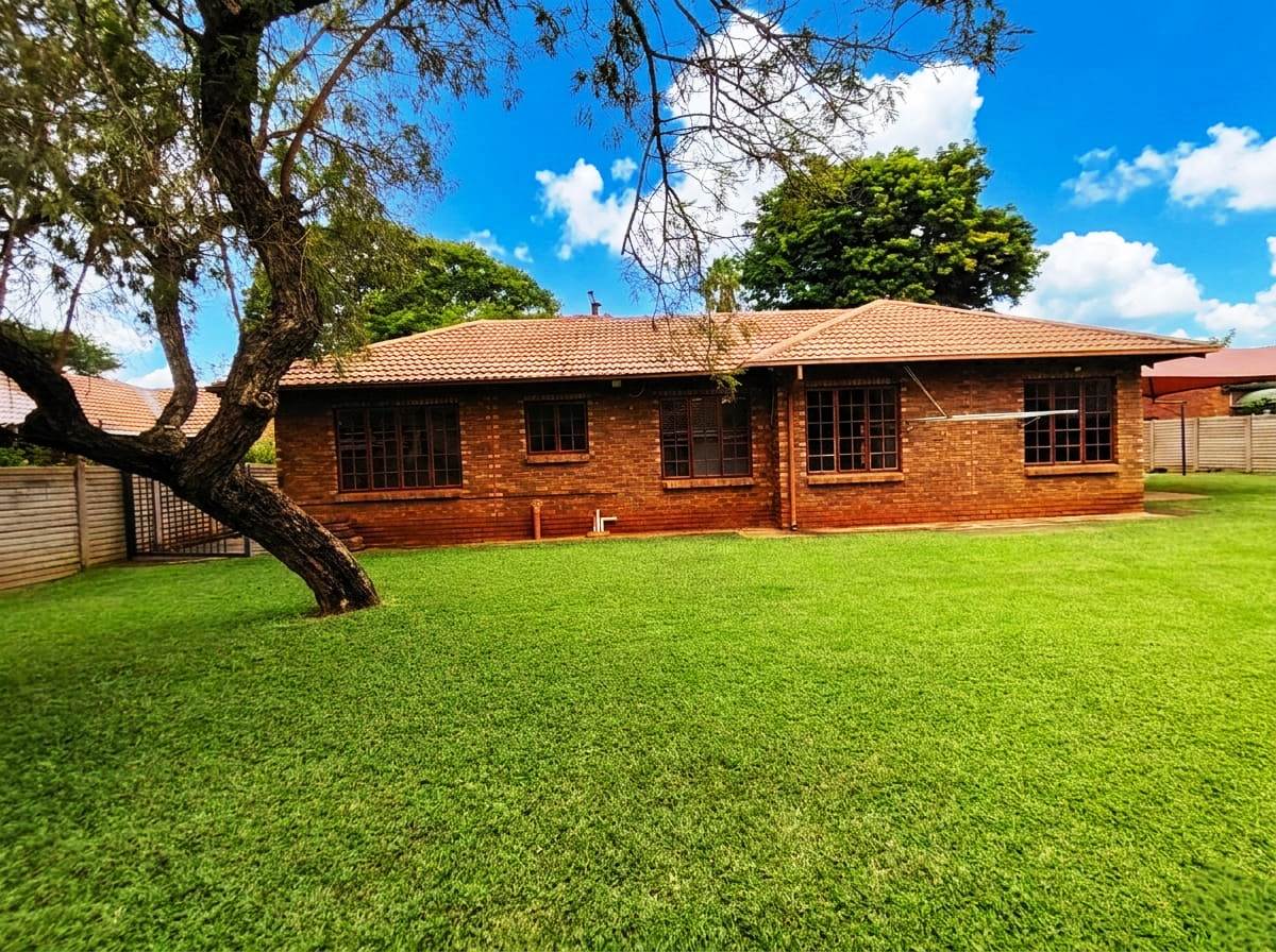 Five bedroom house for sale in old Doornpoort