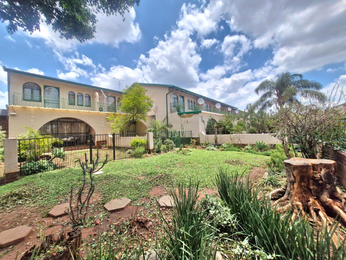 Large three bedroom for sale in Sinoville