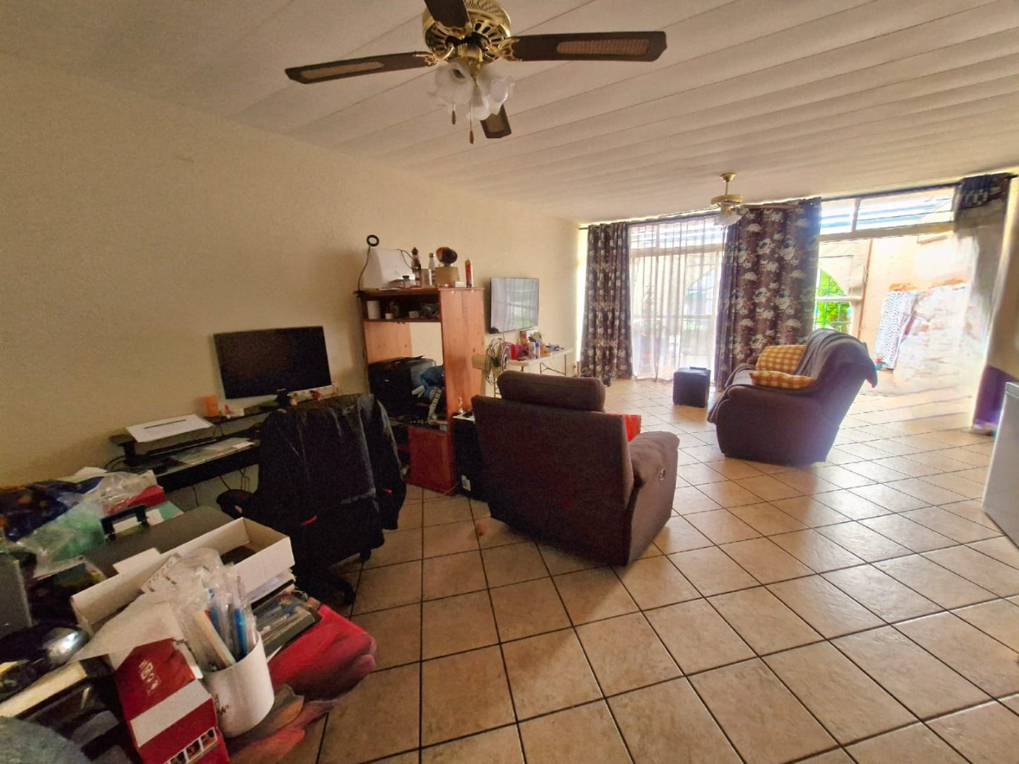 Large three bedroom for sale in Sinoville