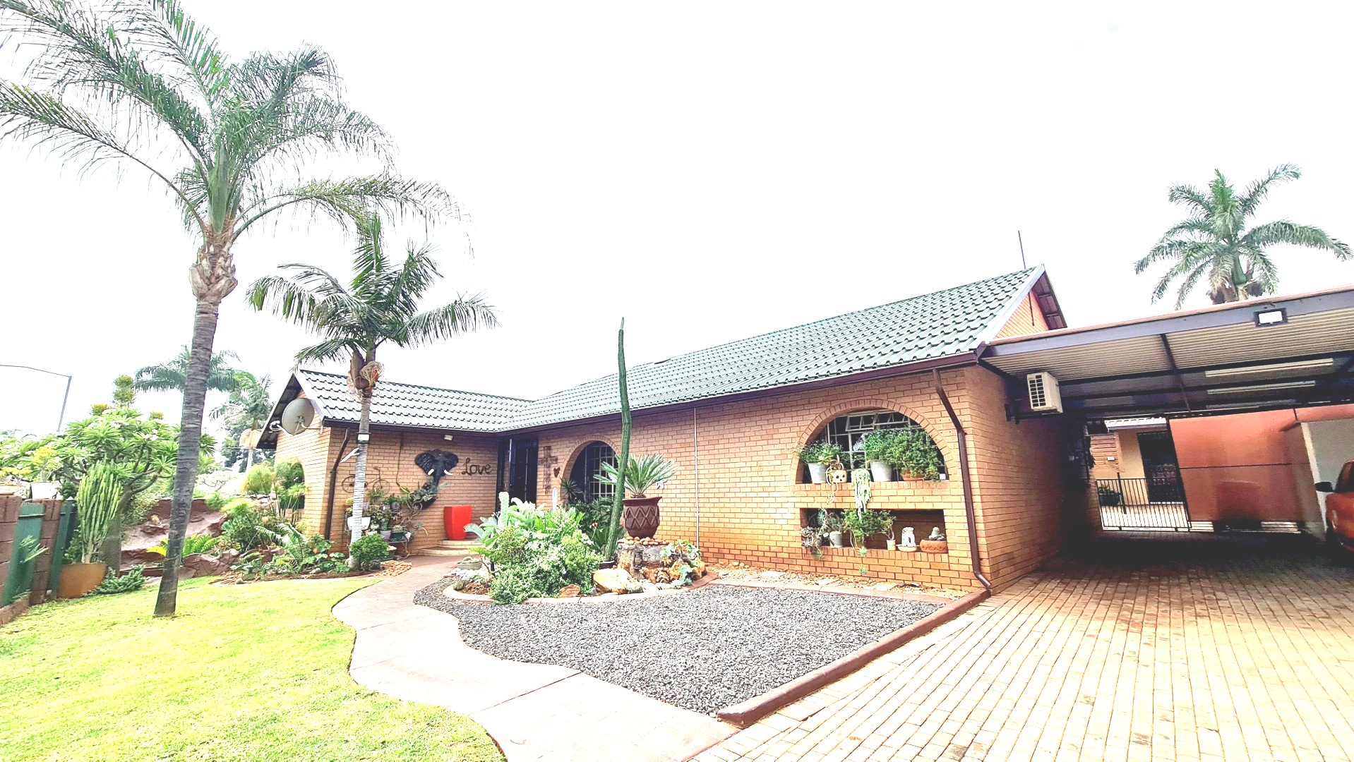 Three bedroom house with two flatlets for sale