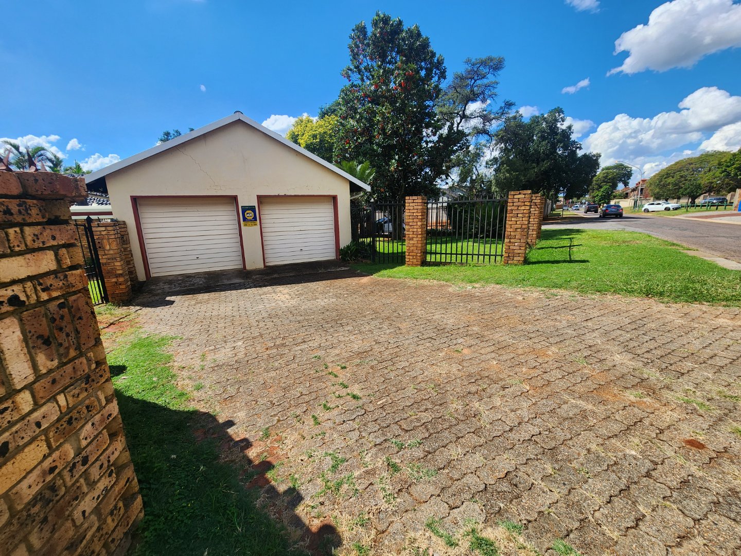 Three bedroom house for sale in Magalieskruin