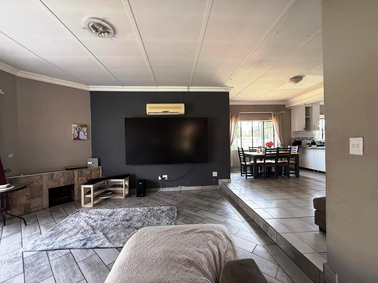 Large three bedroom for sale in Sinoville