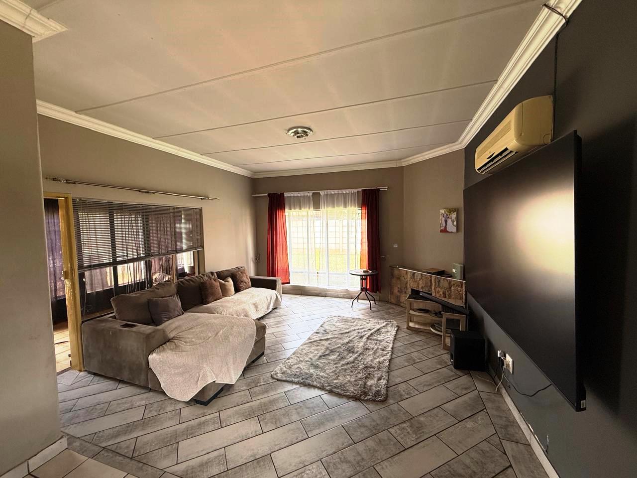 Large three bedroom for sale in Sinoville