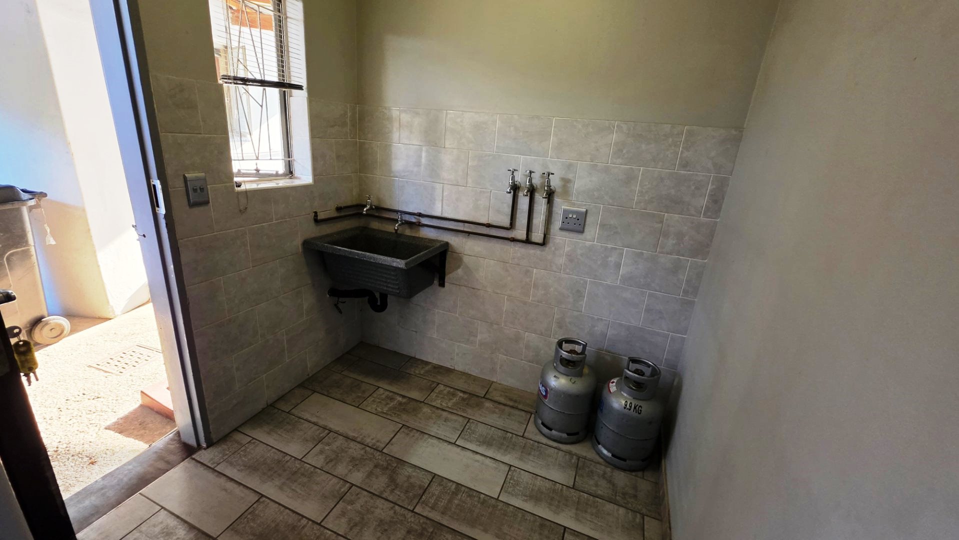 Four bed and flatlet for sale in Magalieskruin