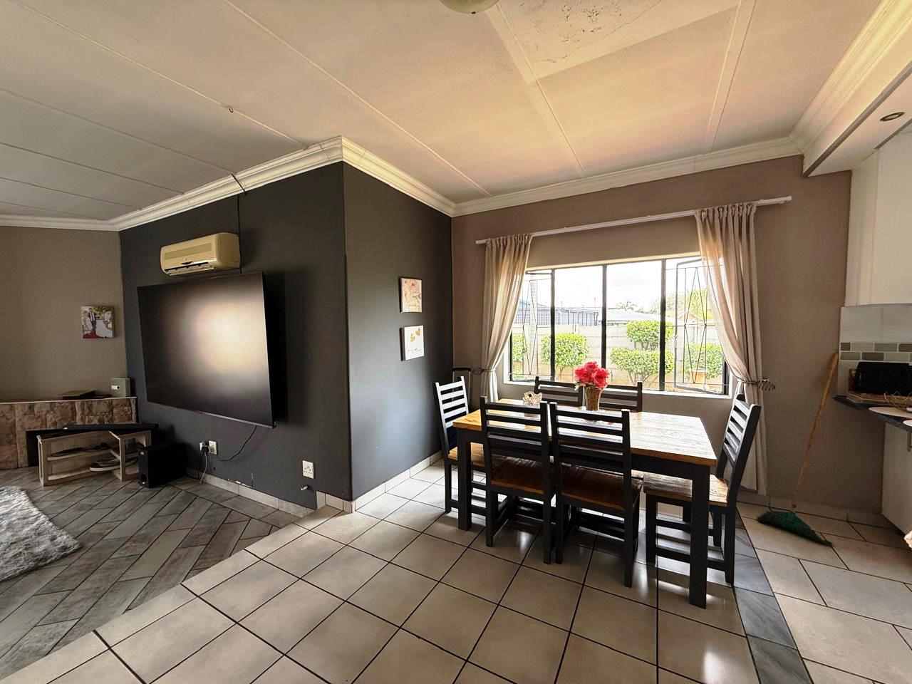 Large three bedroom for sale in Sinoville