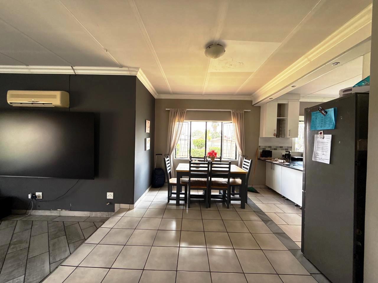 Large three bedroom for sale in Sinoville