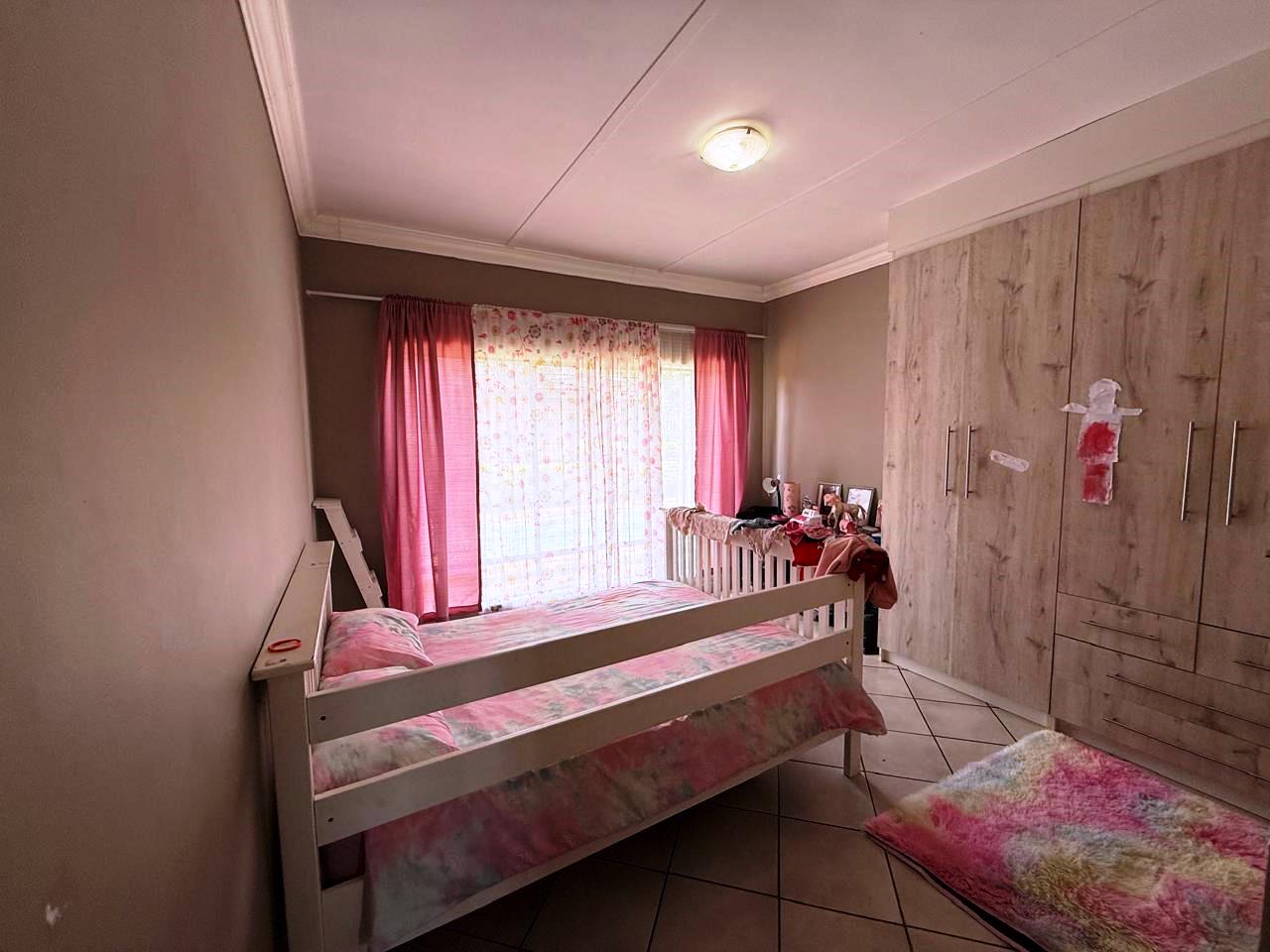 Large three bedroom for sale in Sinoville