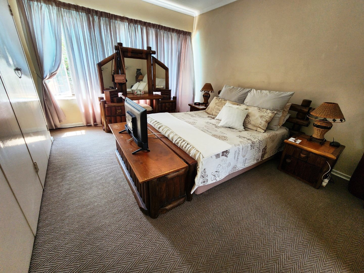 Spacious four bedroom for sale in Dorandia