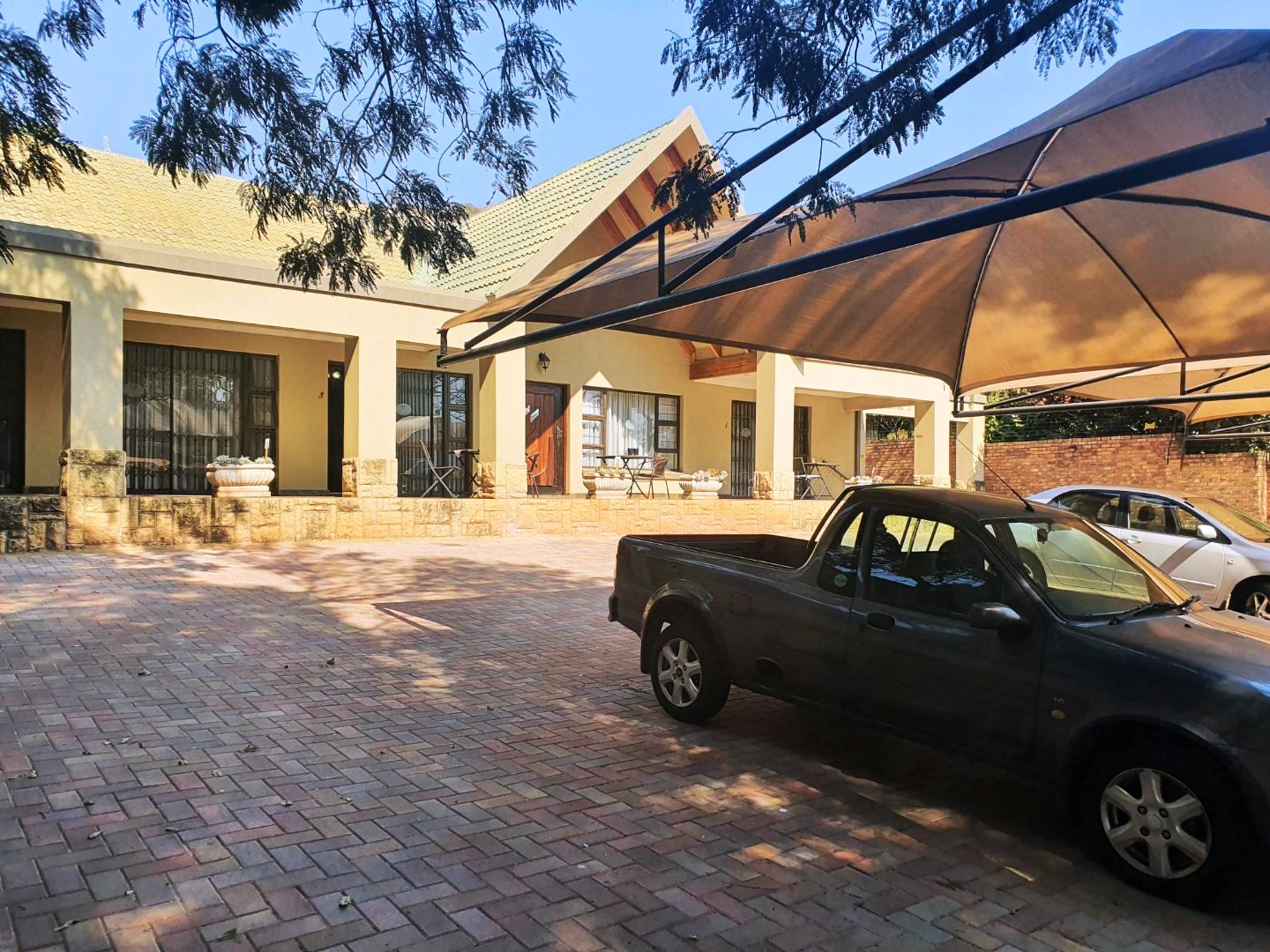 Ten bedroom guest house for sale in Wonderboom