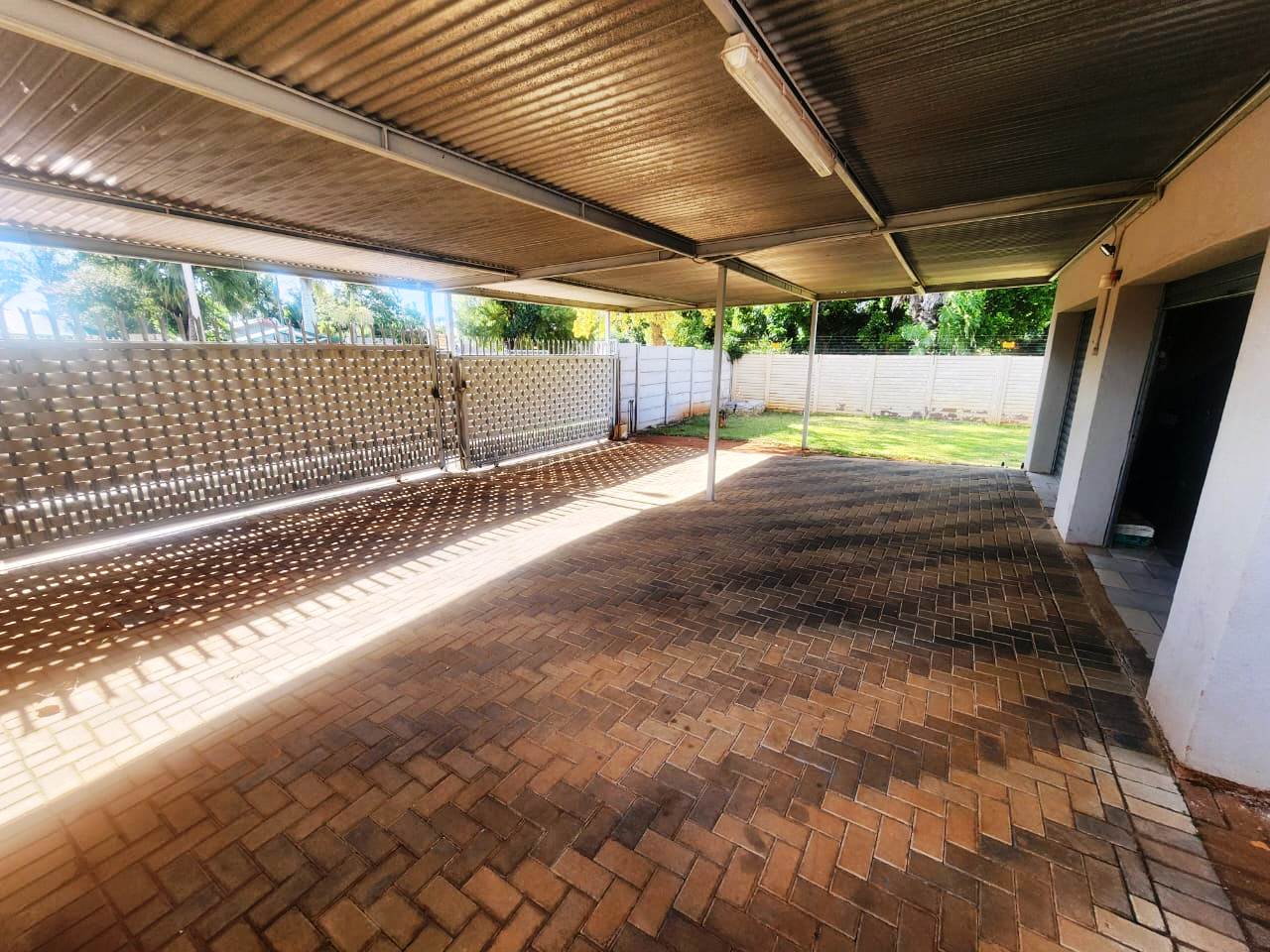 Large three bedroom for sale in Sinoville