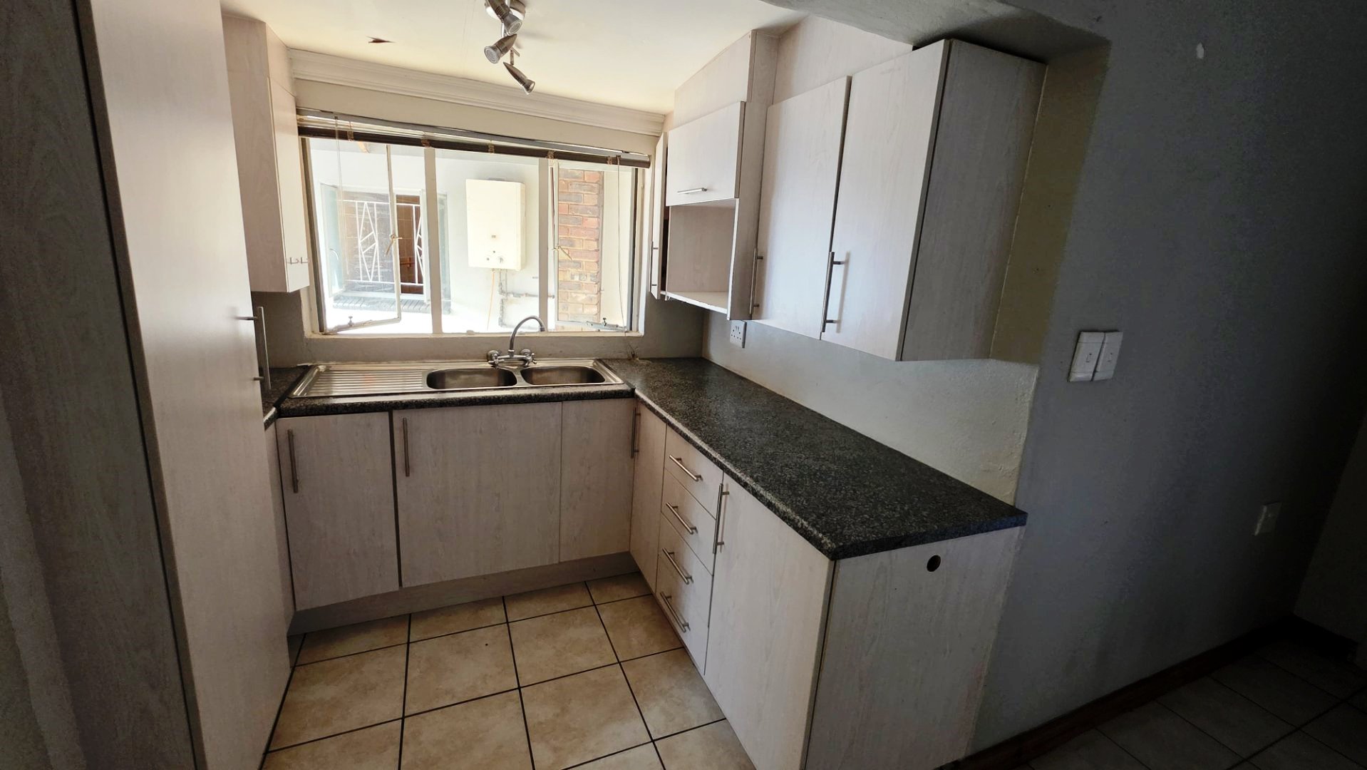 Four bed and flatlet for sale in Magalieskruin