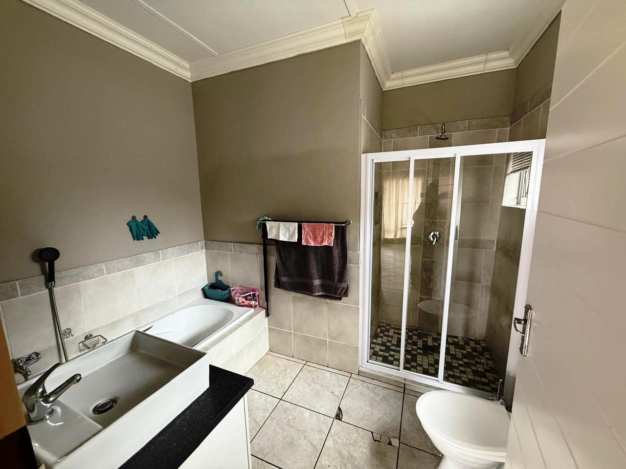 Large three bedroom for sale in Sinoville