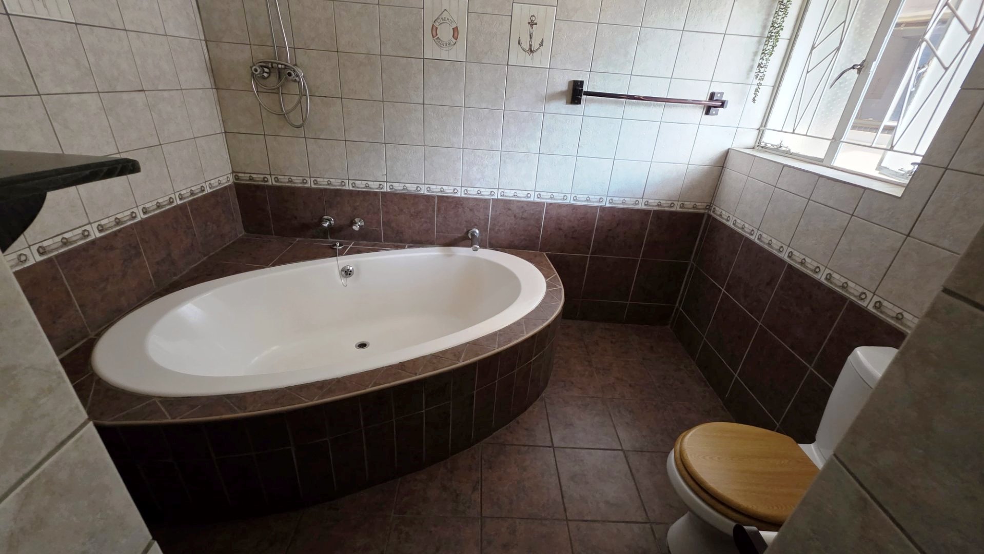 Four bed and flatlet for sale in Magalieskruin