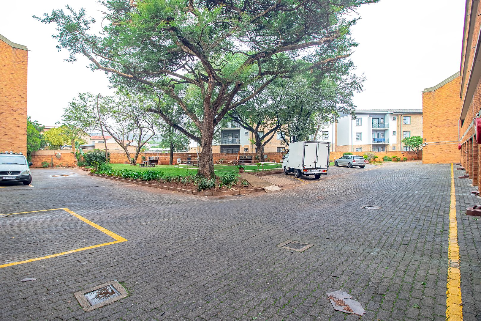 Three bedroom apartment for sale in Sinoville