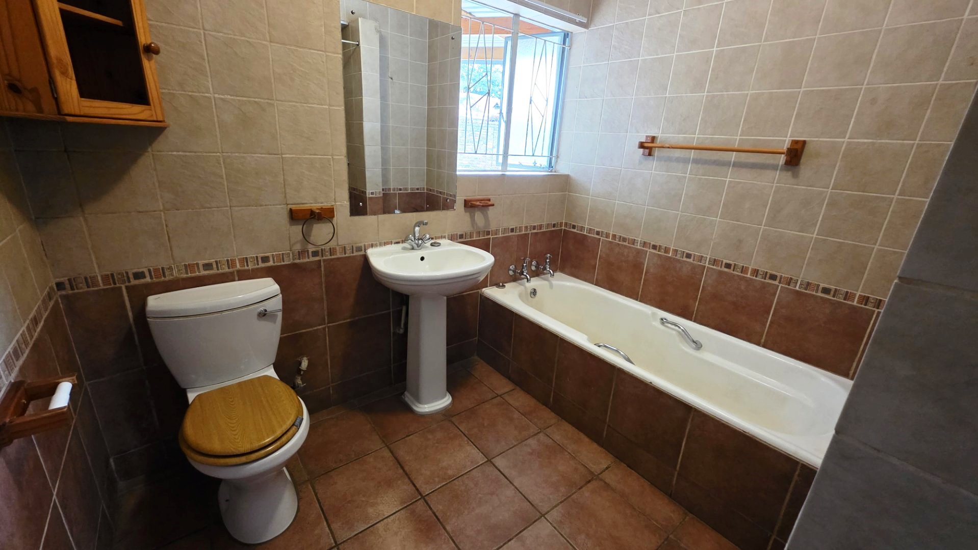 Four bed and flatlet for sale in Magalieskruin