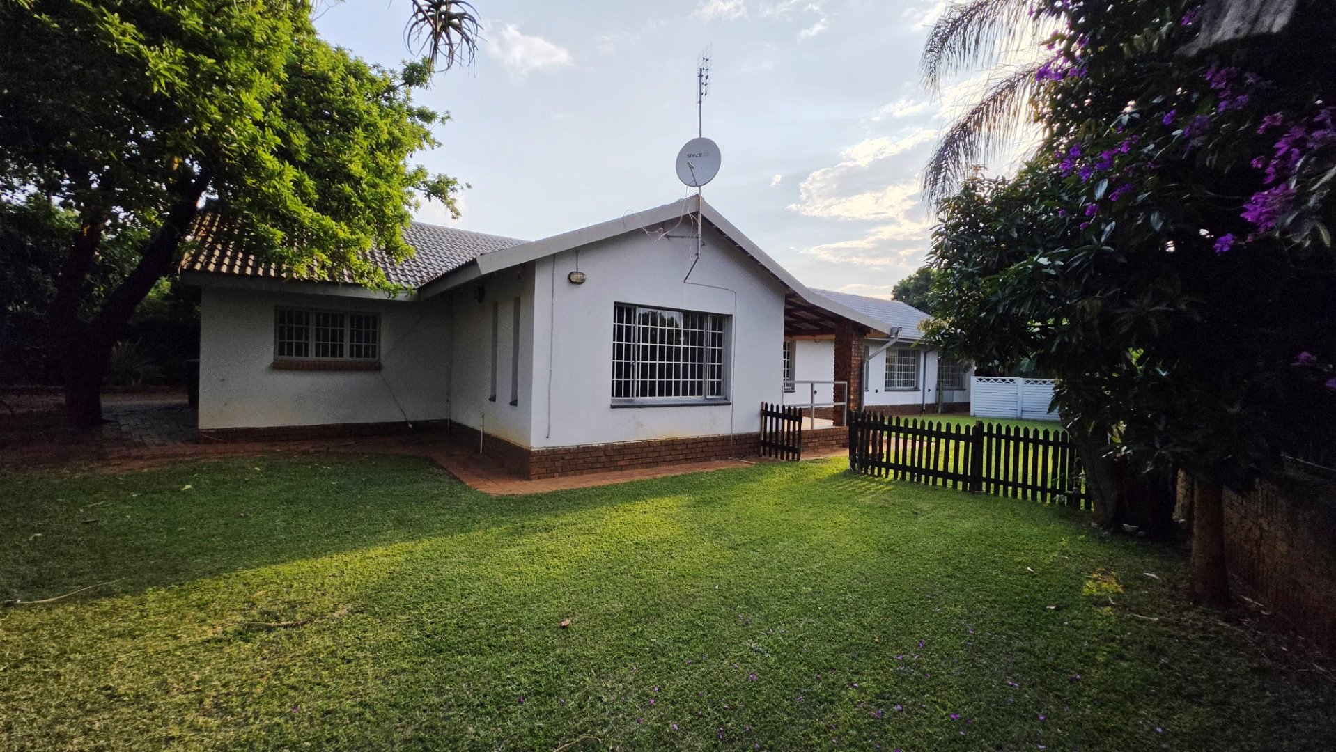 Four bed and flatlet for sale in Magalieskruin