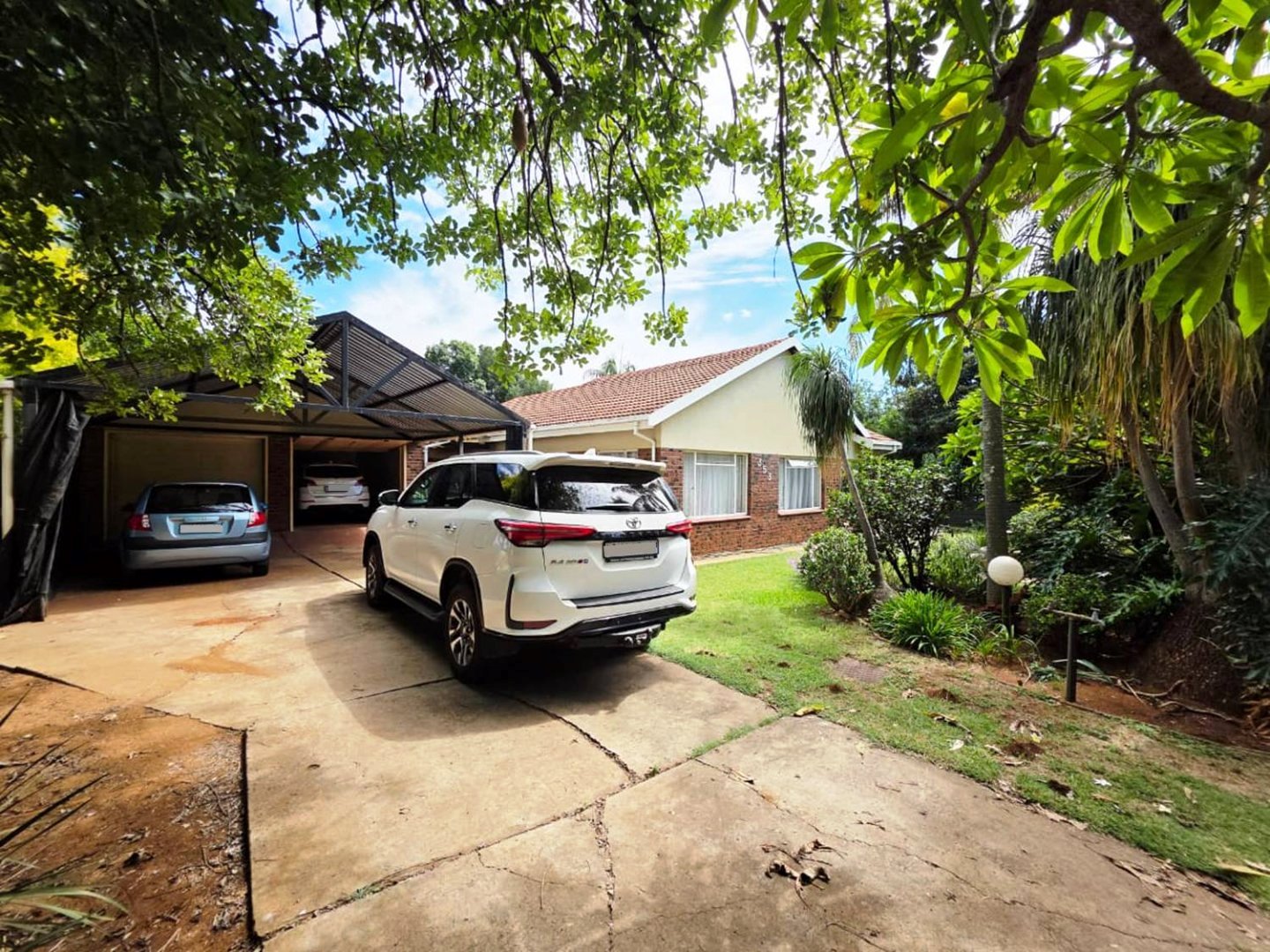 Three bedroom house for sale in Sinoville