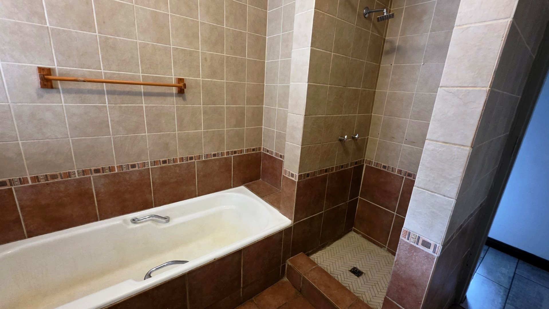 Four bed and flatlet for sale in Magalieskruin