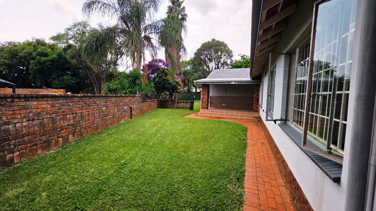 Four bed and flatlet for sale in Magalieskruin