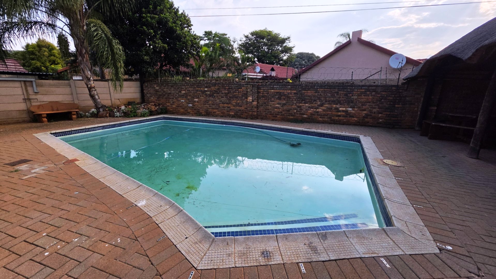 Four bed and flatlet for sale in Magalieskruin