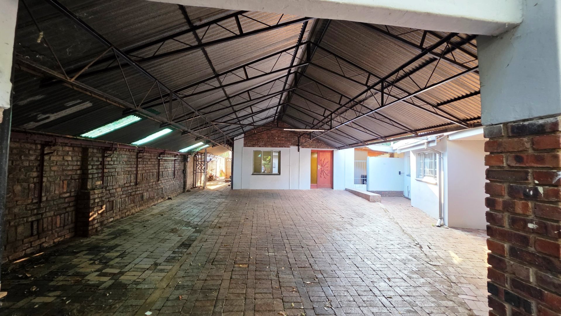 Four bed and flatlet for sale in Magalieskruin