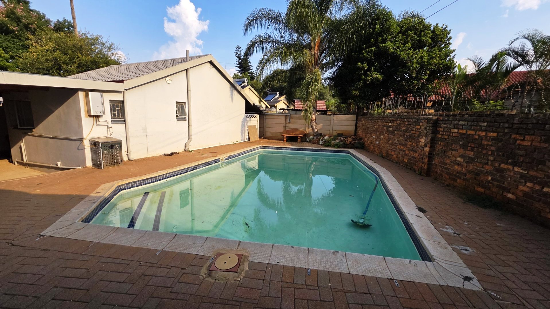 Four bed and flatlet for sale in Magalieskruin
