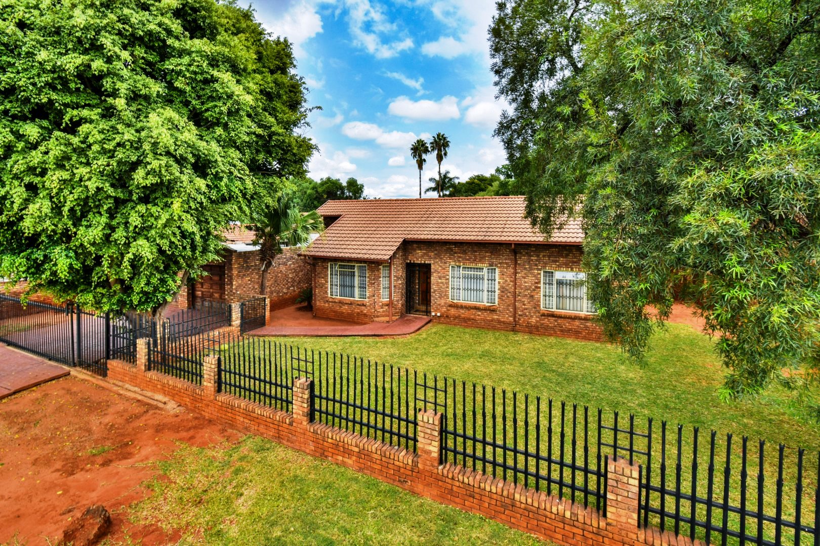 Three bedroom for sale in old Doornpoort