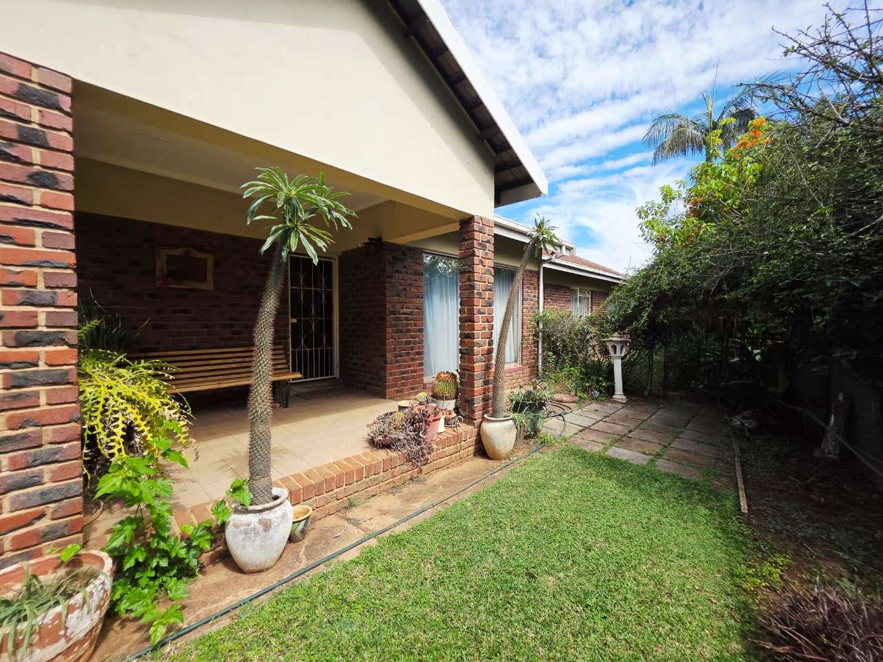 Three bedroom house for sale in Sinoville