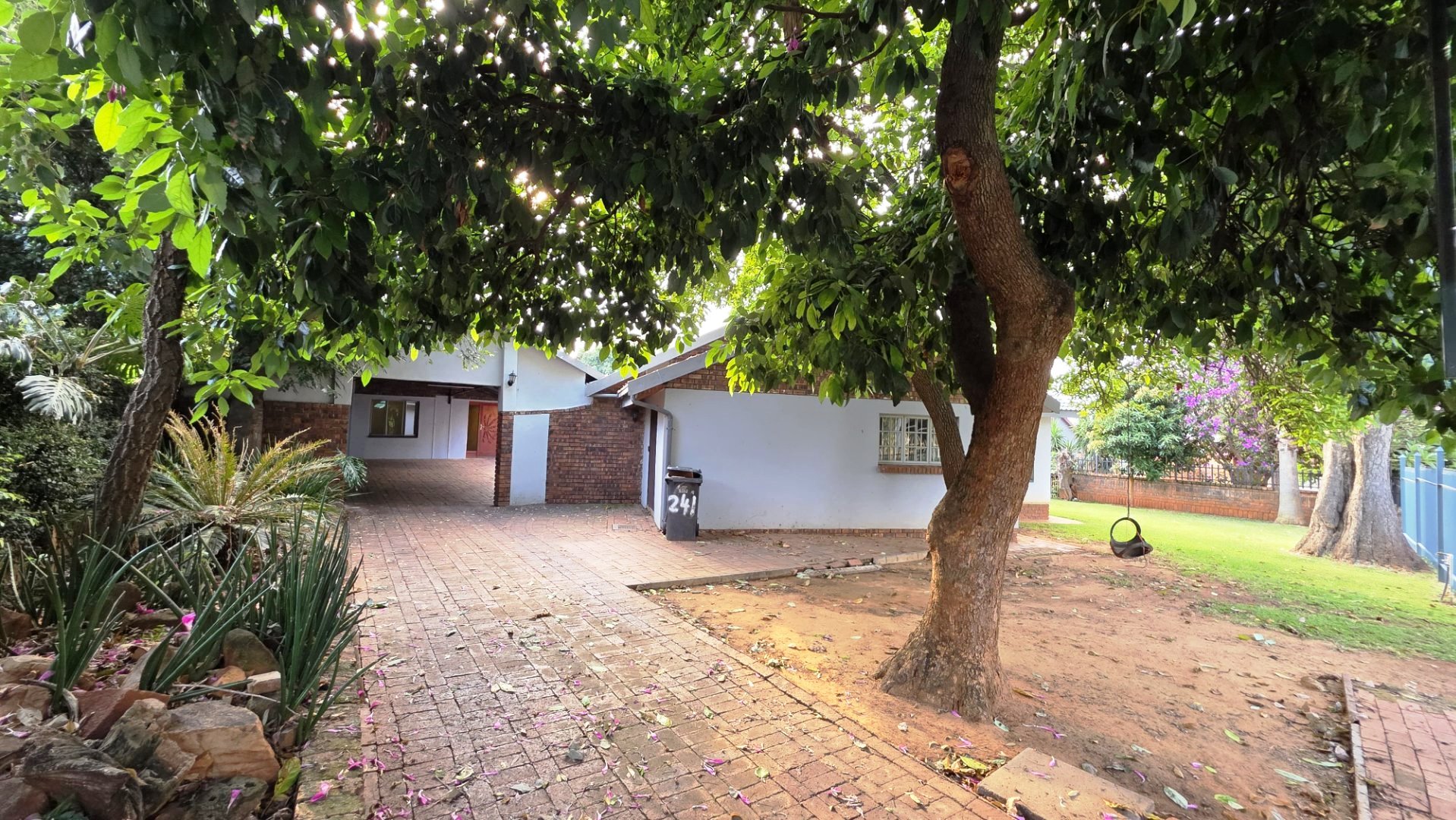 Four bed and flatlet for sale in Magalieskruin