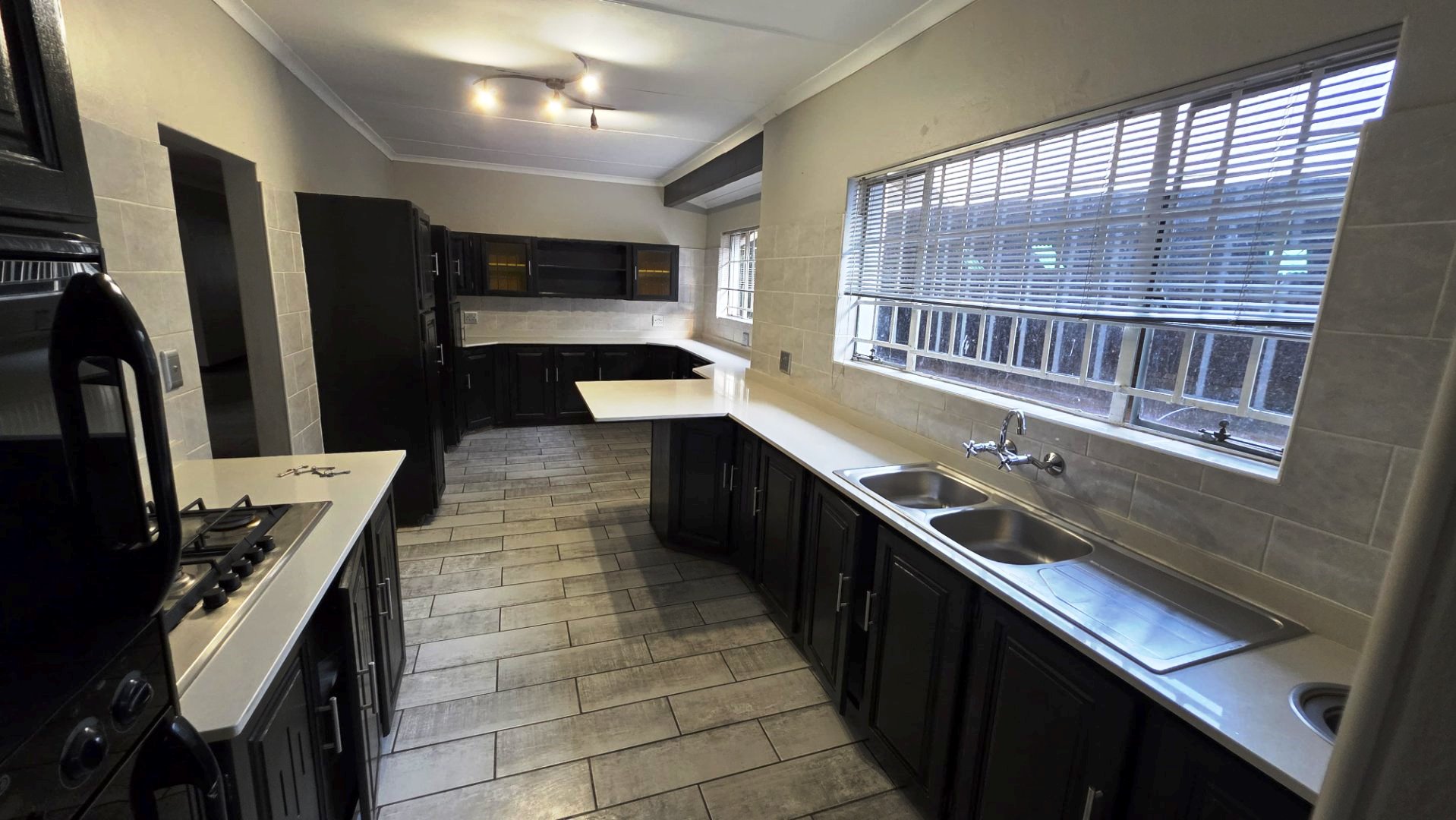 Four bed and flatlet for sale in Magalieskruin