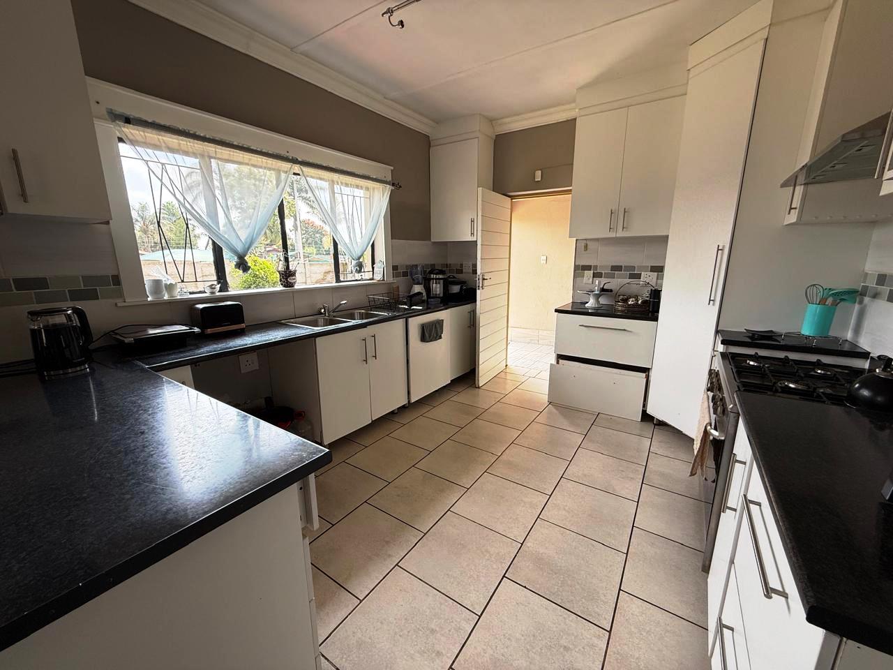 Large three bedroom for sale in Sinoville