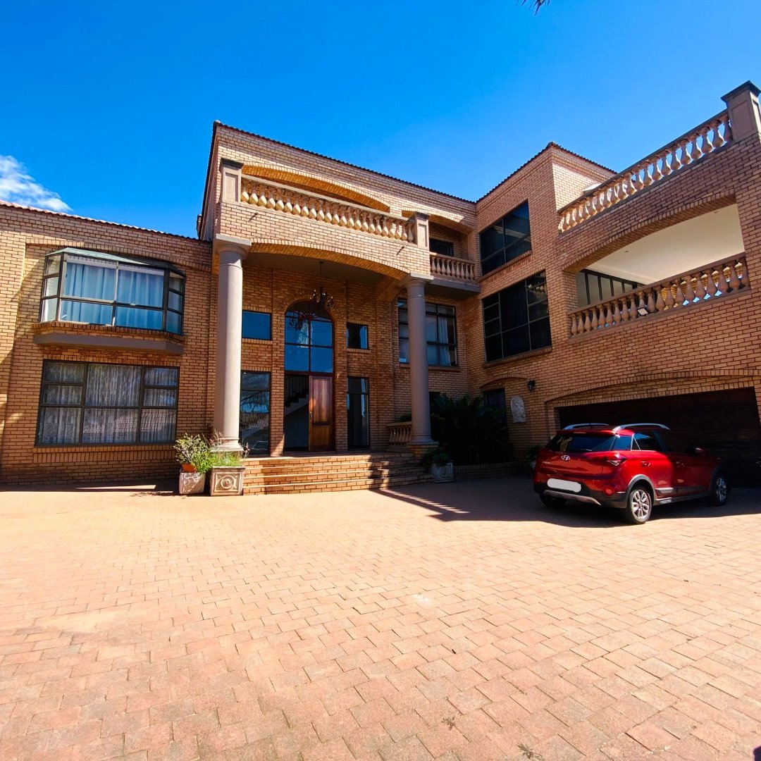 Six bedroom house for sale in Montana Park