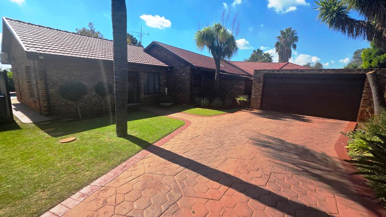 Two houses six bedrooms for sale in Doornpoort