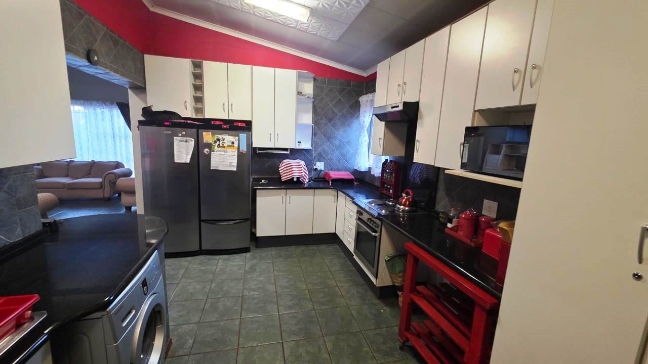 Three bedroom house for sale in old Doornpoort