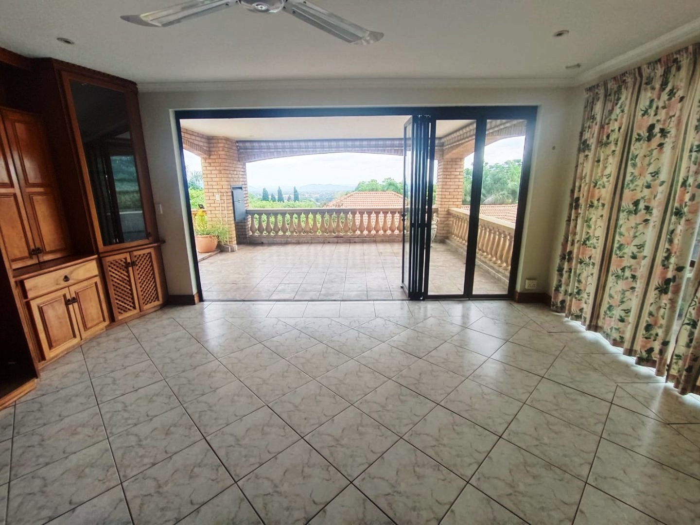 Six bedroom house for sale in Montana Park