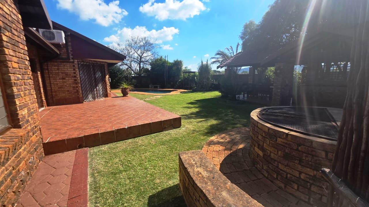 Two houses six bedrooms for sale in Doornpoort