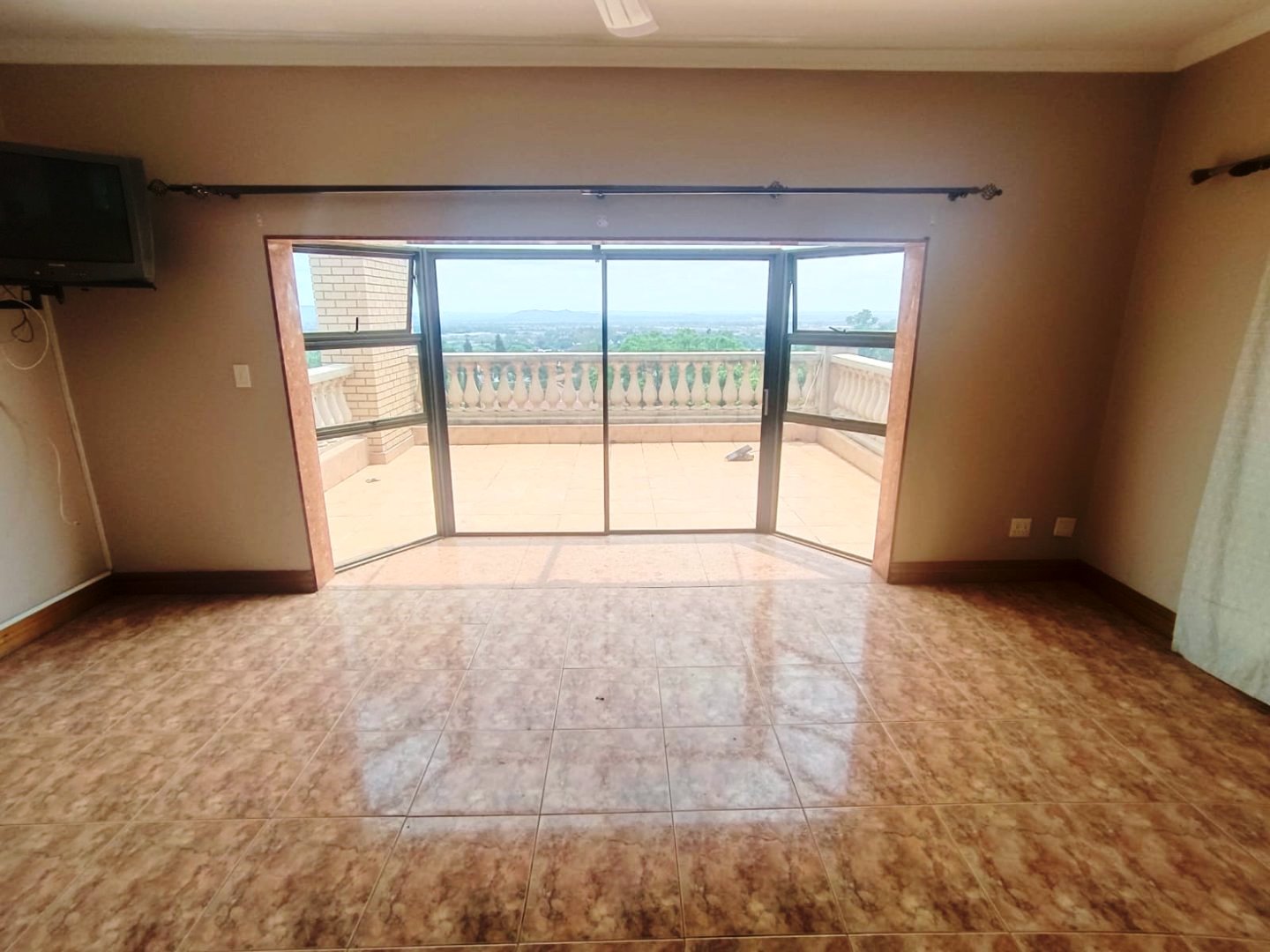 Six bedroom house for sale in Montana Park