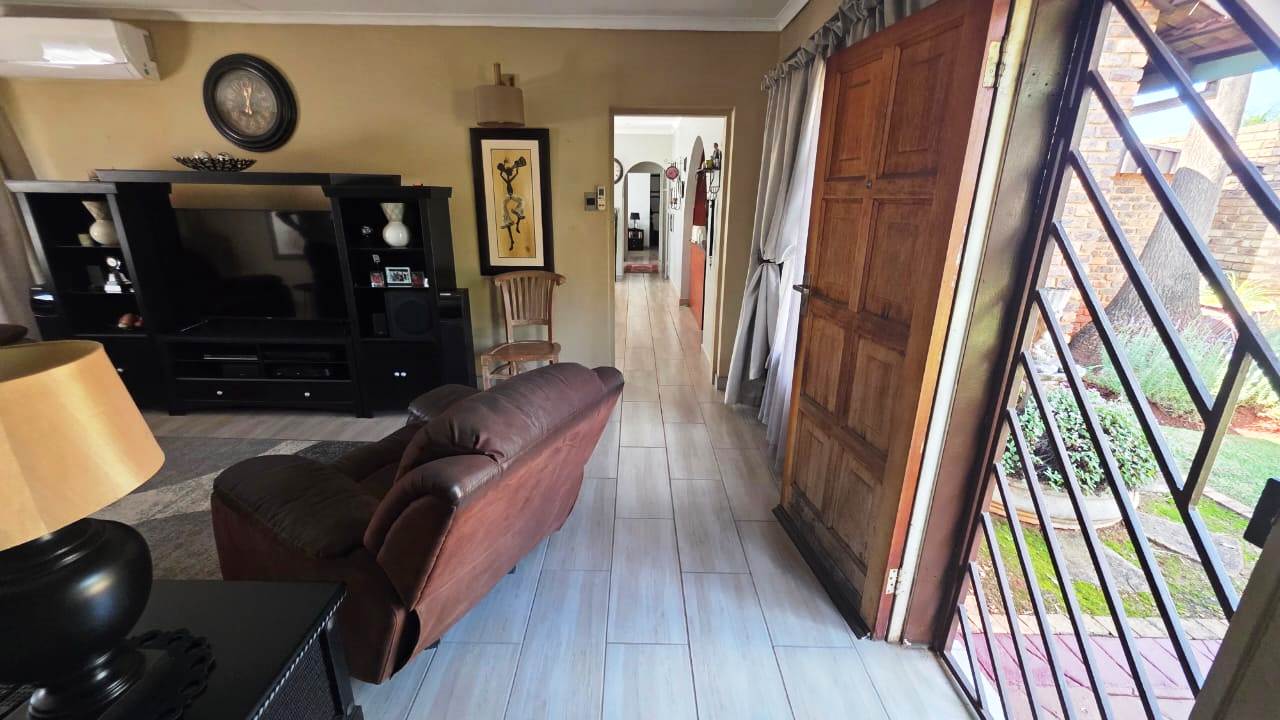 Two houses six bedrooms for sale in Doornpoort