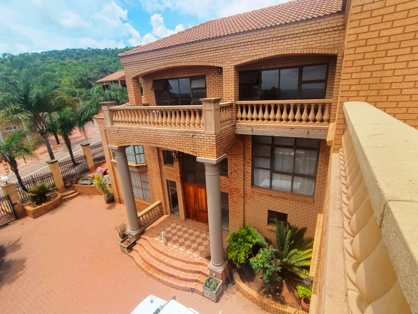 Six bedroom house for sale in Montana Park
