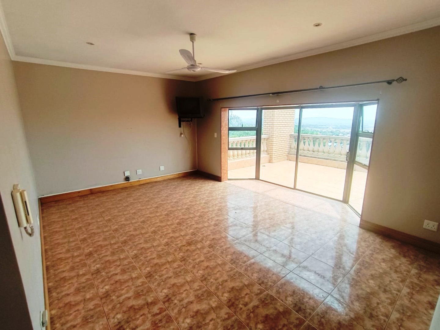 Six bedroom house for sale in Montana Park