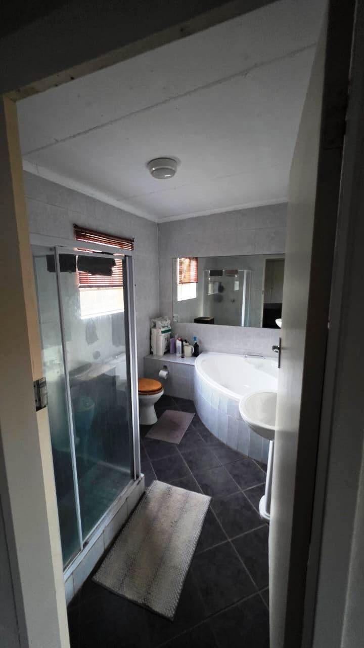 Three bedroom house for sale in old Doornpoort
