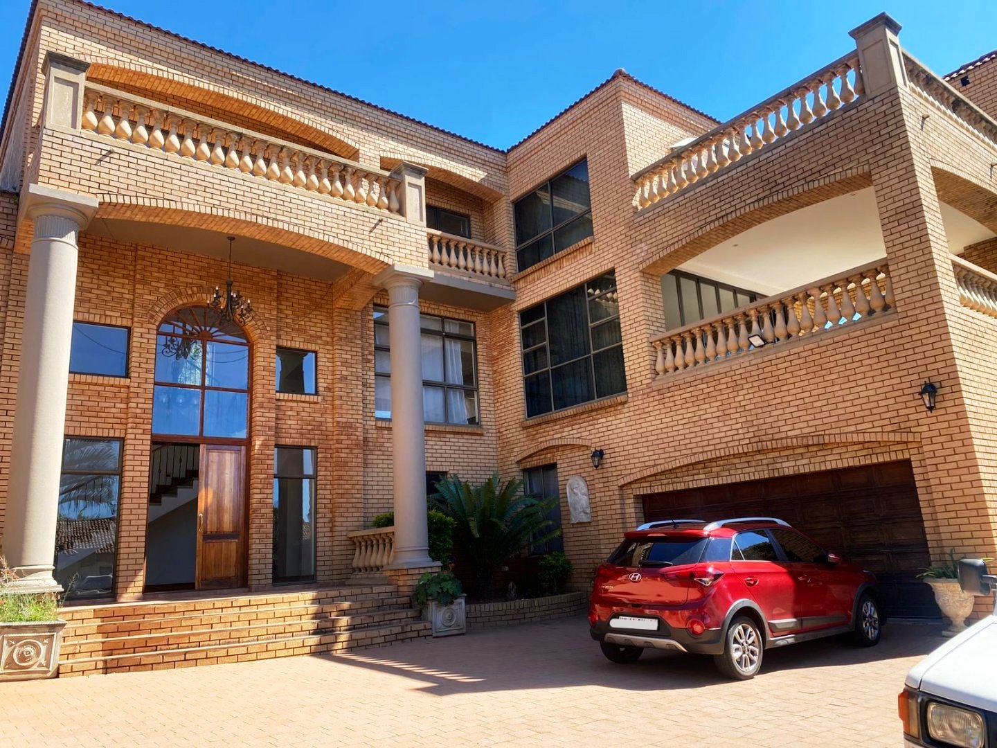 Six bedroom house for sale in Montana Park