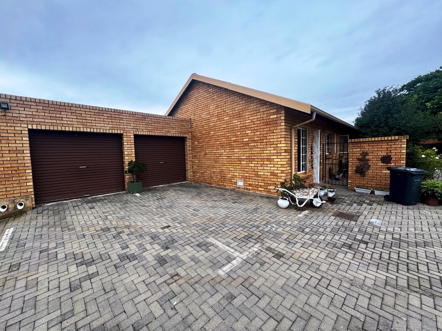 Beautiful two bedroom for sale in Sinoville