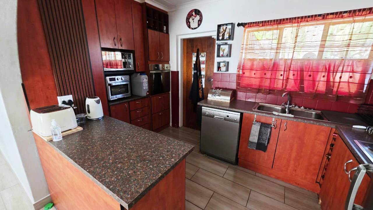 Two houses six bedrooms for sale in Doornpoort