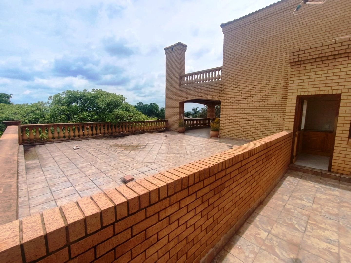 Six bedroom house for sale in Montana Park